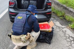 PRF apreende mais de 110 Kg de maconha escondidos em automóvel na BR-101