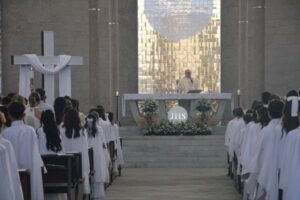 Matriz São Luís Gonzaga celebra Primeira Eucaristia de 118 adolescentes