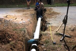 Equipes avançam para etapa de interligação de rede na rua Ernesto Bianchini