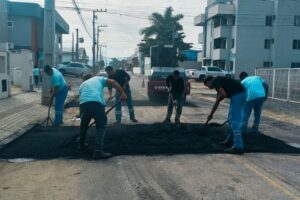 Via no Rio Branco passa por conserto asfáltico