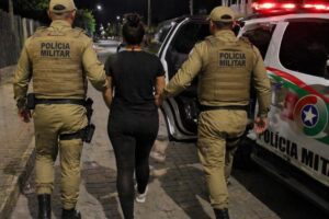 Mulher procurada por roubo é presa em Tijucas