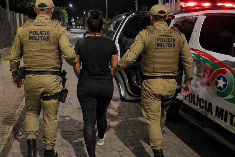 Mulher procurada por roubo é presa em Tijucas