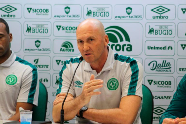 Chapecoense demite técnico após goleada na Arena Condá