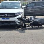 VÍDEO – Acidente entre carro e moto deixa mulher ferida em Brusque