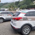 Suspeito de roubo é contido por populares e conduzido pela PM em Itajaí