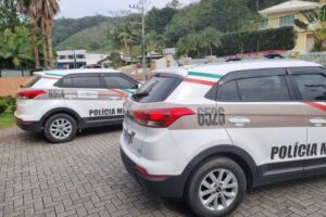 Suspeito de roubo é contido por populares e conduzido pela PM em Itajaí