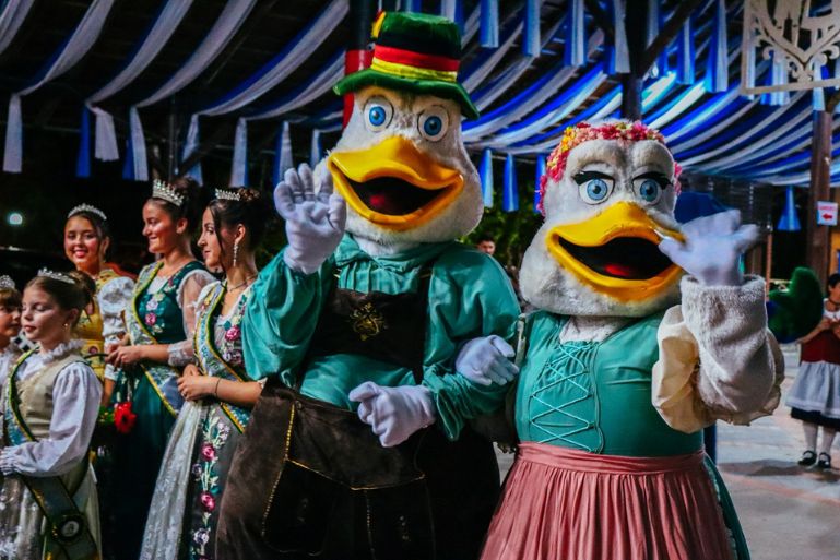 Fórum de Cultura reúne gestores em Pomerode e celebra tradições do Vale Europeu