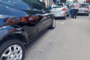 Motorista passa mal e atinge veículos estacionados no Bairro São Luiz; VÍDEO
