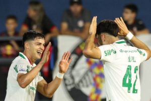Palmeiras vence o Bragantino e segue na liderança do Brasileirão