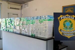 VÍDEO: PRF apreende mais de R$ 2 milhões em celulares de luxo na BR-101 em SC