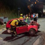 Carro bate em poste e vítima é levada ao hospital em Brusque