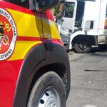 Caminhão colide contra muro em Blumenau e motorista fica em estado grave