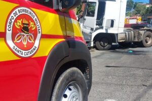 Caminhão colide contra muro em Blumenau e motorista fica em estado grave