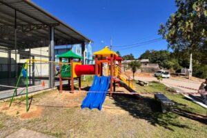 Brusque amplia áreas de lazer com novos playgrounds em praças públicas