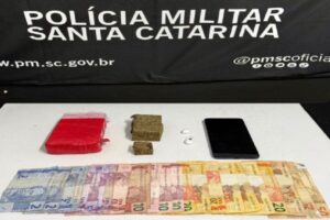 Suspeito tenta fugir, arremessa sacola com maconha e acaba detido