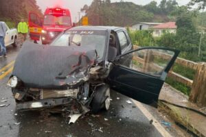 Criança fica gravemente ferida após colisão frontal na SC-410, em Canelinha