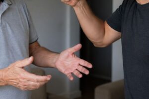 Idoso denuncia agressões e ameaça em Ilhota (SC)