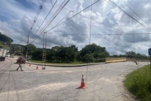 VÍDEO: Fiação arrebentada mobiliza GTB e deixa trecho interdito no bairro Limeira