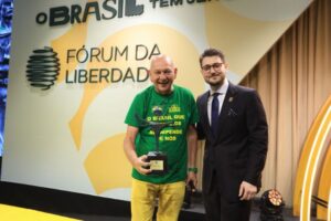 FÓRUM DA LIBERDADE: Luciano Hang recebe Prêmio Libertas