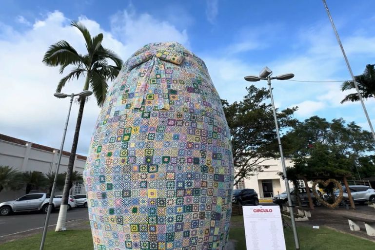 Ovo de Páscoa de 15 metros vira fenômeno e movimenta cidade catarinense