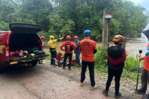 Grupo fica ilhado após cheia de rio e mobiliza resgate em Garuva (SC)