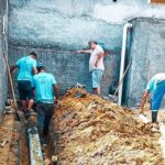 Obras realiza escavação manual para reparo de tubulação no bairro Rio Branco