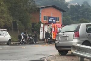 Carro e moto envolvem-se em acidente na Rua dos Imigrantes