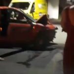 Carro bate em poste e vítima é levada ao hospital em Brusque