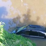 URGENTE: Carro cai em rio atrás da UNIFEBE e mobiliza bombeiros em Brusque