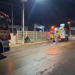 Motociclista fica gravemente ferido após colidir contra muro em Brusque