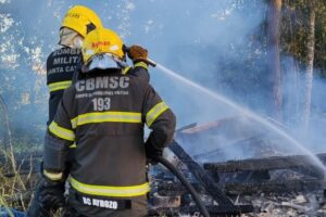Incêndio atinge residência de madeira em Gaspar