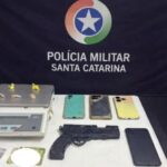 Disparo e drogas no banheiro: Homem é detido no Bairro Limeira