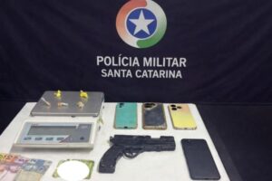 Disparo e drogas no banheiro: Homem é detido no Bairro Limeira