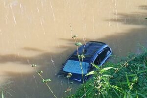 Atualização dos bombeiros: veículo é encontrado sem ocupantes em rio em Brusque