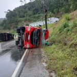Bombeiros atualizam acidente com caminhões em Botuverá