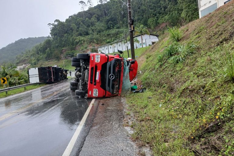 Bombeiros atualizam acidente com caminhões em Botuverá