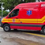 Carro atinge poste, roda na pista e bate em outro veículo em Brusque