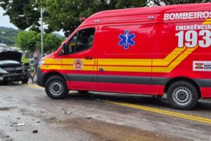 Carro atinge poste, roda na pista e bate em outro veículo em Brusque