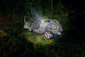 Carro capota e pega fogo no litoral norte catarinense