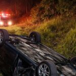 Automóvel capota às margens da Rodovia Antônio Heil