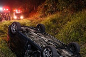 Automóvel capota às margens da Rodovia Antônio Heil