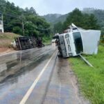 Caminhões tombam após colisão frontal em Botuverá; IMAGENS