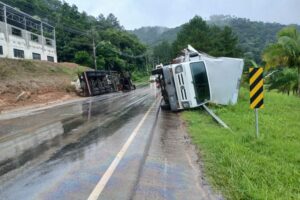 Caminhões tombam após colisão frontal em Botuverá; IMAGENS