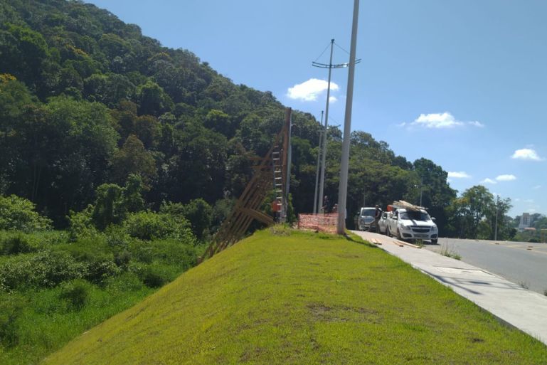 Prefeitura amplia fiscalização e remove publicidade irregular em espaços públicos em Brusque