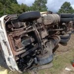Carreta sai da pista e motorista morre preso às ferragens na BR-470