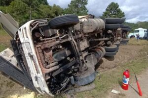 Carreta sai da pista e motorista morre preso às ferragens na BR-470
