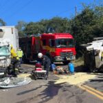 Acidente com caminhões deixa motoristas presos nas ferragens na SC-155