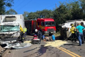Acidente com caminhões deixa motoristas presos nas ferragens na SC-155