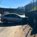 Automóvel atinge muro no Bairro Steffen; VÍDEO