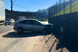 Automóvel atinge muro na Estrada da Fazenda, em Brusque; VÍDEO